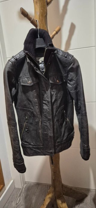 Cazadora de Piel Negra Fórmula Joven Talla 38