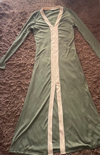 Vestido largo verde oliva y beige