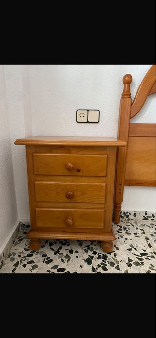 Mesita de Noche de Madera con 3 Cajones