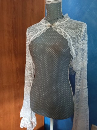 Bolero victoriano de encaje blanco