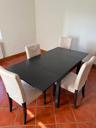 Mesa Extensible Negra y 4 Sillas