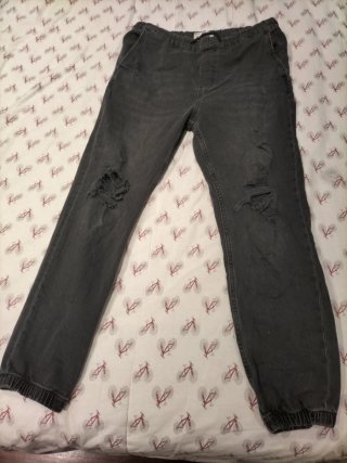 Pantalones vaqueros negros con rotos