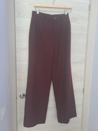 Pantalón Granate de Corte Recto