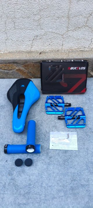 JUEGO MTB SILLÍN, PEDALES Y PUÑOS AZULES EN OFERTA