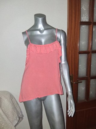 Camiseta escotada de tirantes con volante