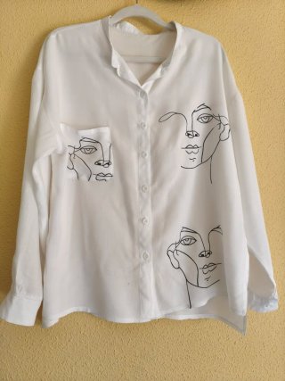 Camisa Blanca con Diseño Artistico