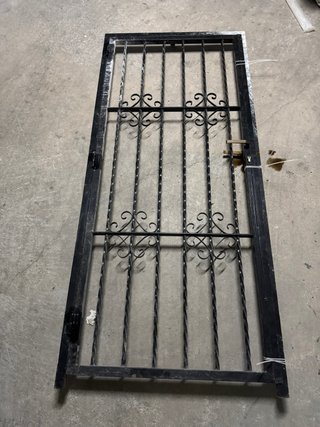 Puerta de reja metálica