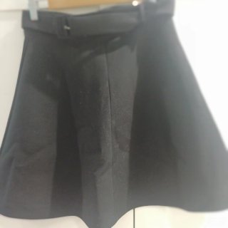 Falda mini negra fluida