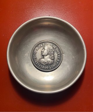 Cenicero con Moneda Conmemorativa