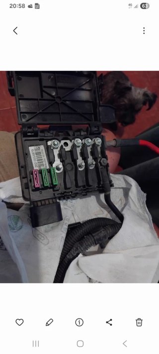 Caja de  Reles /fusibles/(tension)/ bajo capó Seat