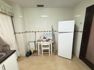 Mesa y silla de madera blanca