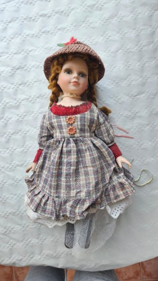 Muñeca de Porcelana con Vestido de Cuadros