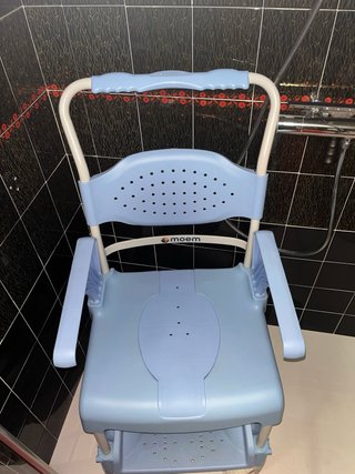 Silla baño marca Moem.