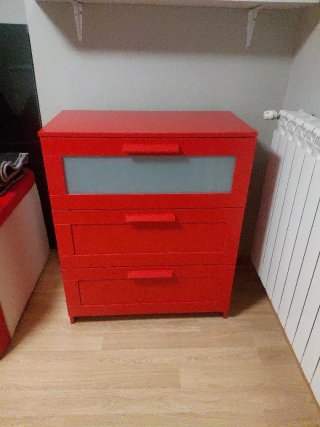 Cómoda Roja de Tres Cajones