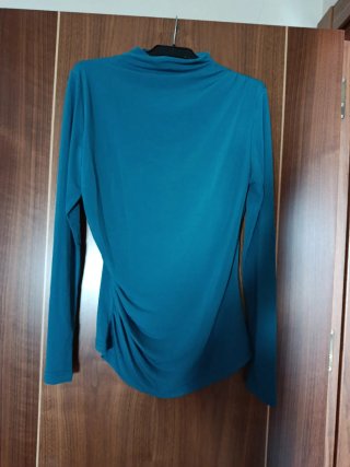 Camiseta de manga larga color azul cerceta