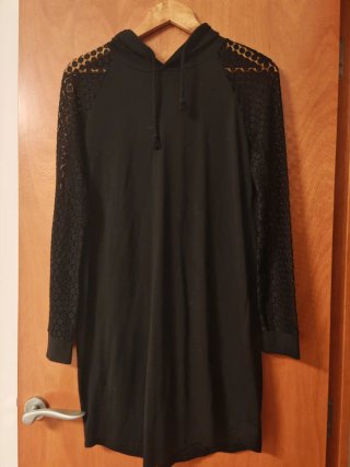 Vestido Negro con Mangas de Encaje