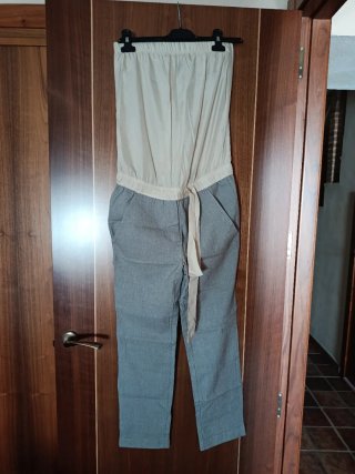 Mono de tirantes beige y gris