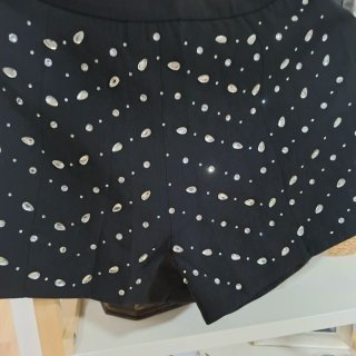 Pantalón corto negro con pedrería