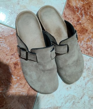 Zuecos de ante beige talla 39