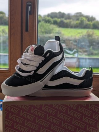 Zapatillas Vans Negras y Blancas