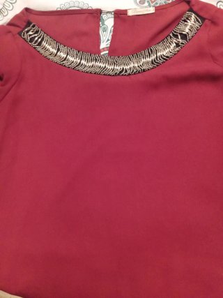 Blusa Burdeos con Detalle en Cuello