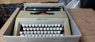 Máquina de escribir Olivetti Lettera 25