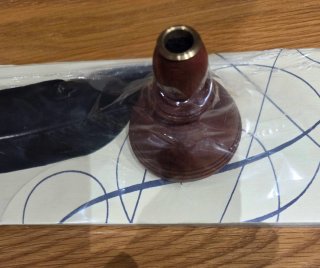 Pluma de Ave para Caligrafía con Soporte