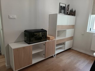 Muebles de salón blanco y madera