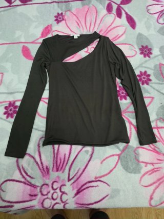 Blusa negra con abertura