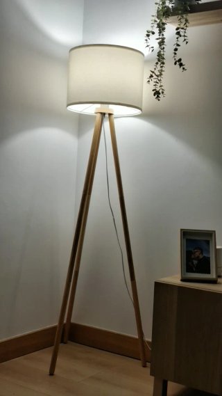 Lámpara de pie trípode estilo nórdico