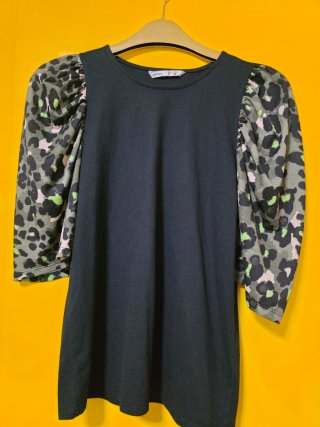 Camiseta Negra con Mangas Estampadas
