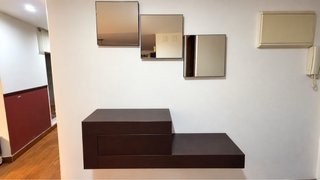 Mueble de entrada moderno con 3 espejos
