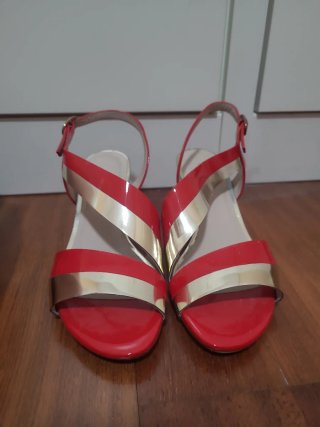 Sandalias Rojas y Doradas