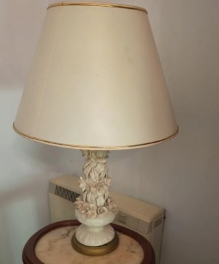 Lámpara de mesa con base floral