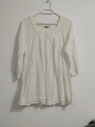 Blusa blanca de manga tres cuartos