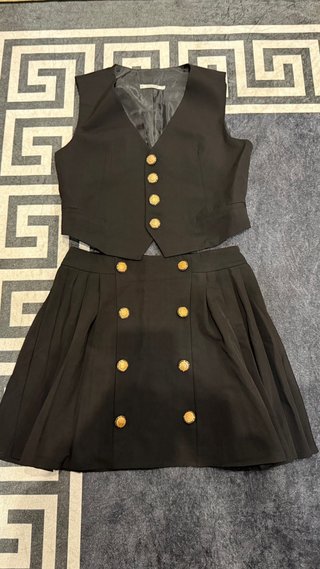 Traje de mujer negro con botones dorados
