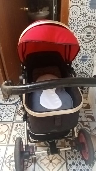 Carro de bebé con capota roja