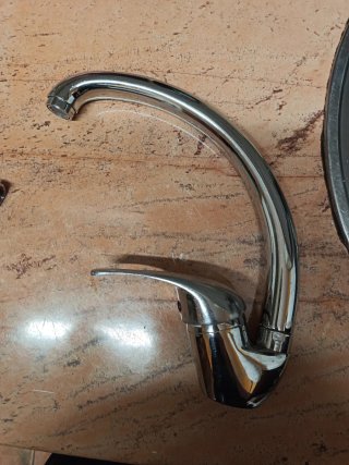 Grifo de cocina metálico