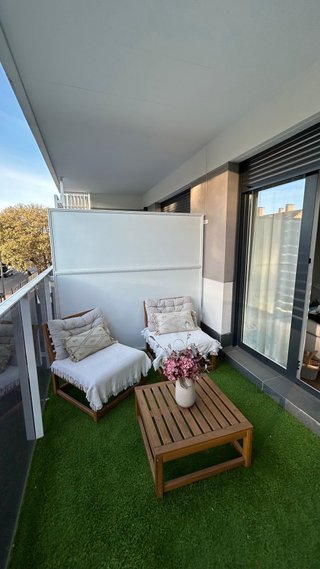 Pack Terraza: Muebles de Madera y Césped