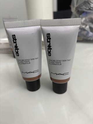 2 Tubos de Maquillaje MAC Strobe Dewy Skin Tint