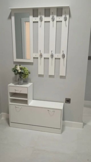 Mueble de entrada con zapatero y espejo