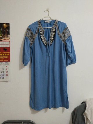 Vestido azul con bordados