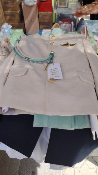 Traje de Comunión Estilo Militar es 300€ uno