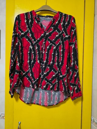 Blusa Estampada Roja y Negra