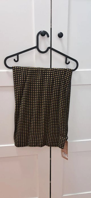 Pañuelo negro con estampado dorado