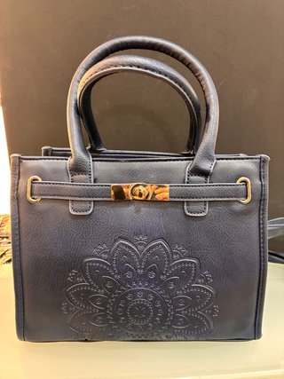 Bolso de mano azul con detalle grabado