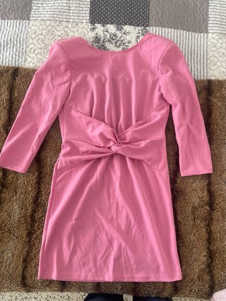 Vestido Rosa con Detalle de Nudo.