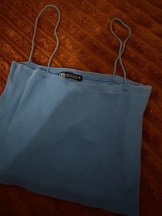 Top azul de tirantes Zara