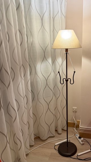 Lámpara de pie con pantalla beige