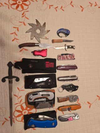 Collezione di 16 coltelli e strumenti